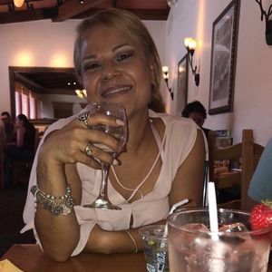 Meet your Posher, Gloria karina